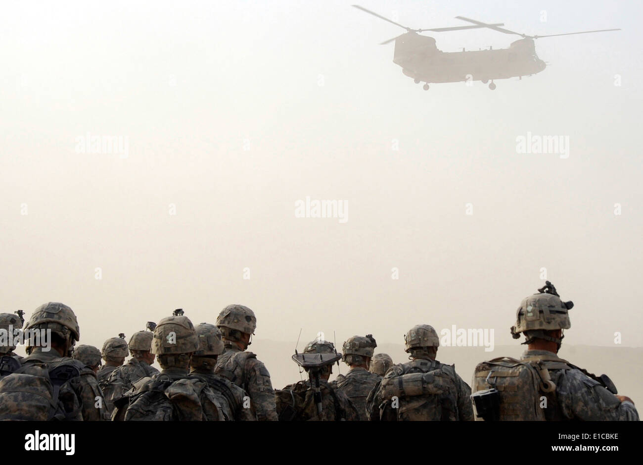 Les parachutistes de l'armée américaine regardez comme un hélicoptère CH-47 Chinook descend pour venir les chercher pour une mission d'assaut le 17 juillet 2009, d Banque D'Images