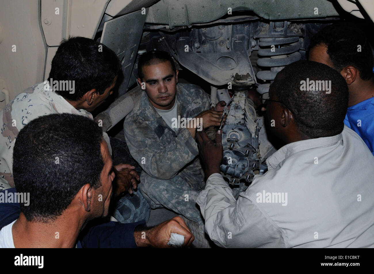 Le sergent de l'armée américaine. Johnny Ortiz iraquien trains Ministère de la police des membres de l'équipe comment retirer et remplacer une demi-arbre o Banque D'Images