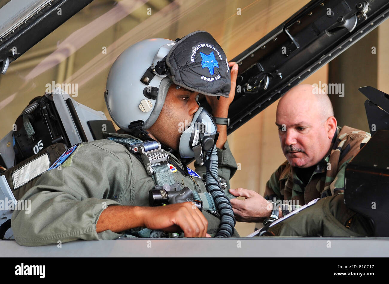 U.S. Air Force Tech. Le Sgt. Le capitaine Michael sangles de myrtille dans un Troy Taj F-16 Fighting Falcon en préparation pour un fli Banque D'Images