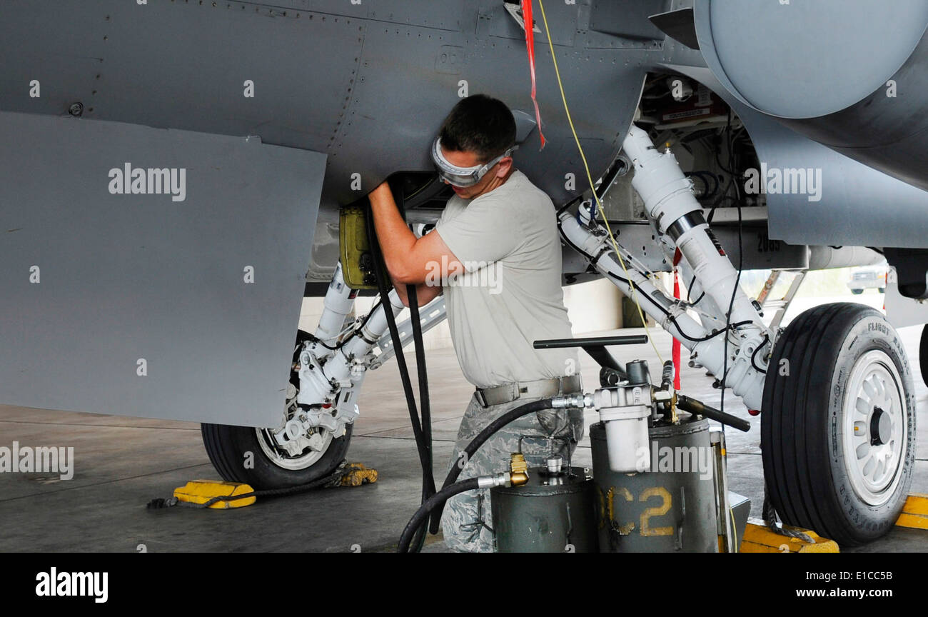 Les cadres supérieurs de l'US Air Force Airman Chris Mitchell effectue le service d'huile sur un F-16 Fighting Falcon entre les vols pour Red Banque D'Images