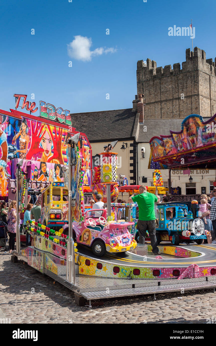 Foire de Pentecôte en place du marché de Richmond Yorkshire du Nord avec vue sur le donjon. Banque D'Images