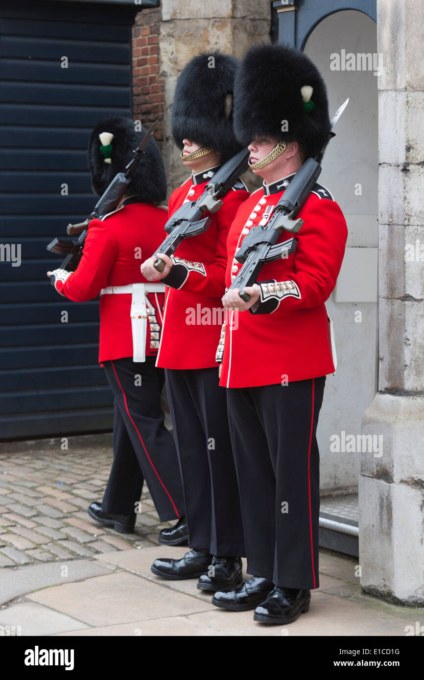 Welsh et Grenadier Guards, Royal Guards ou Queen's Guards à l'extérieur de St James's Palace, Londres, Angleterre, Royaume-Uni Banque D'Images