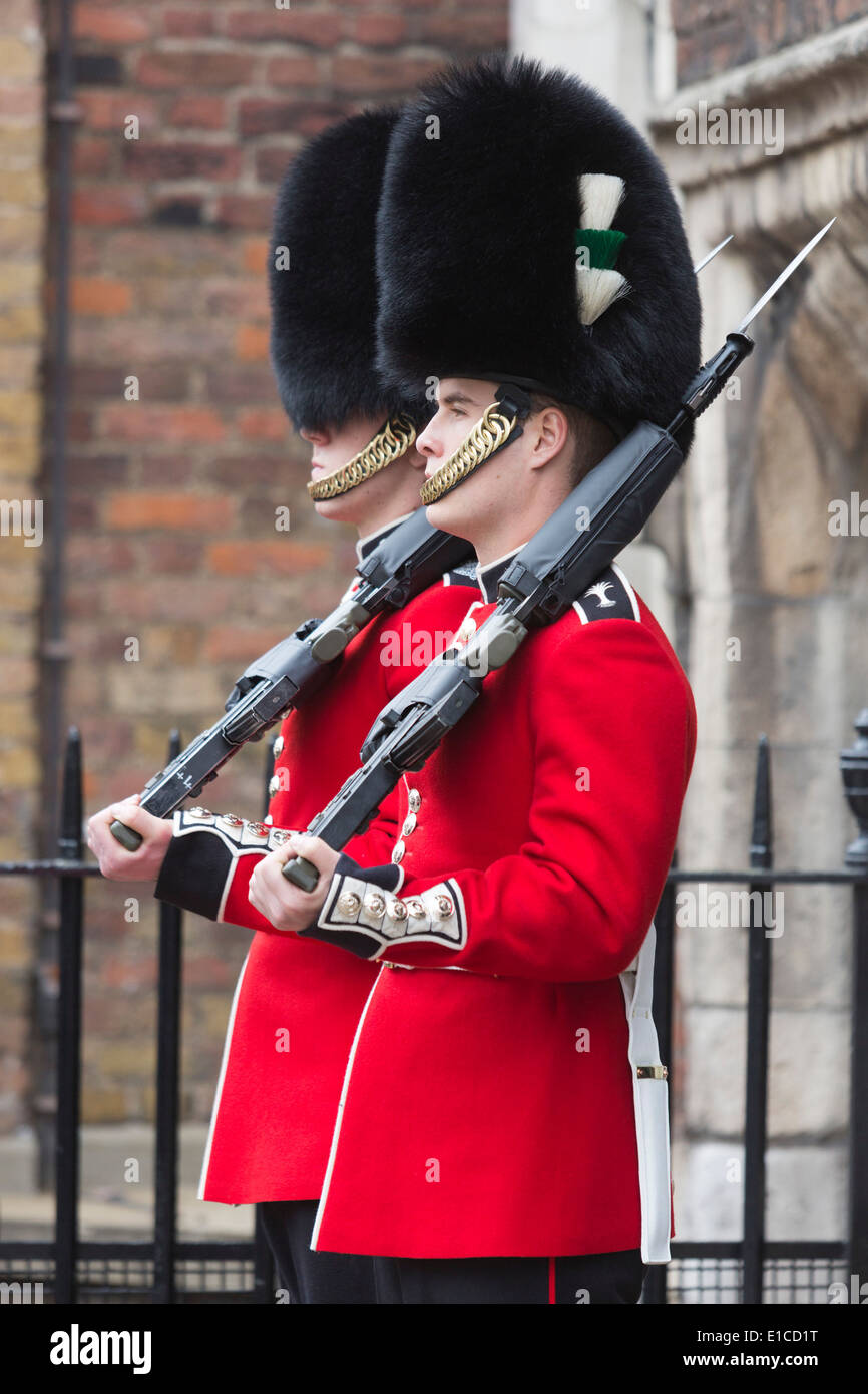 Les gardes de la reine, Grenadier Garde côtière canadienne Garde côtière canadienne et le gallois, la Garde royale en dehors de St James's Palace, Londres, Angleterre, Royaume-Uni Banque D'Images