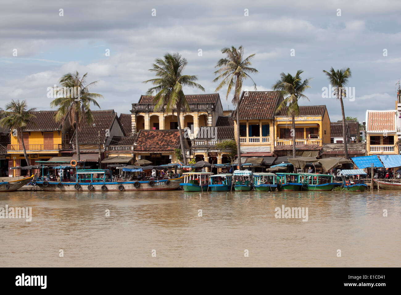 Vieille ville vu de l'autre côté de la rivière Thu Bon à Hoi An Vietnam Banque D'Images