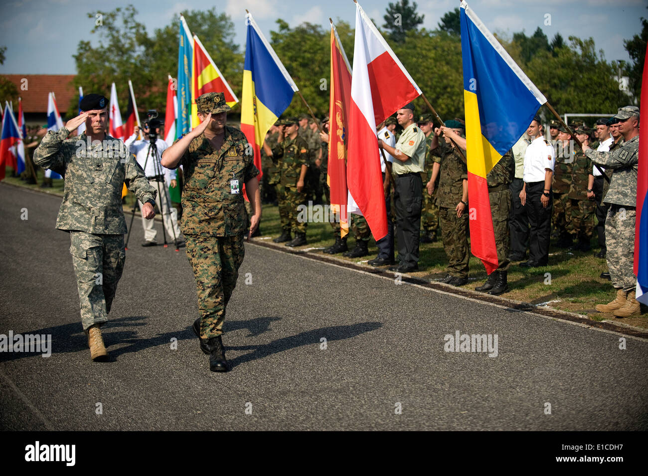 Le colonel de l'ARMÉE AMÉRICAINE Michael C. Schleicher, gauche, la fixation de la défense ? Direction de la Bosnie-Herzégovine, et le brigadier de l'armée bosniaque. Le général Banque D'Images