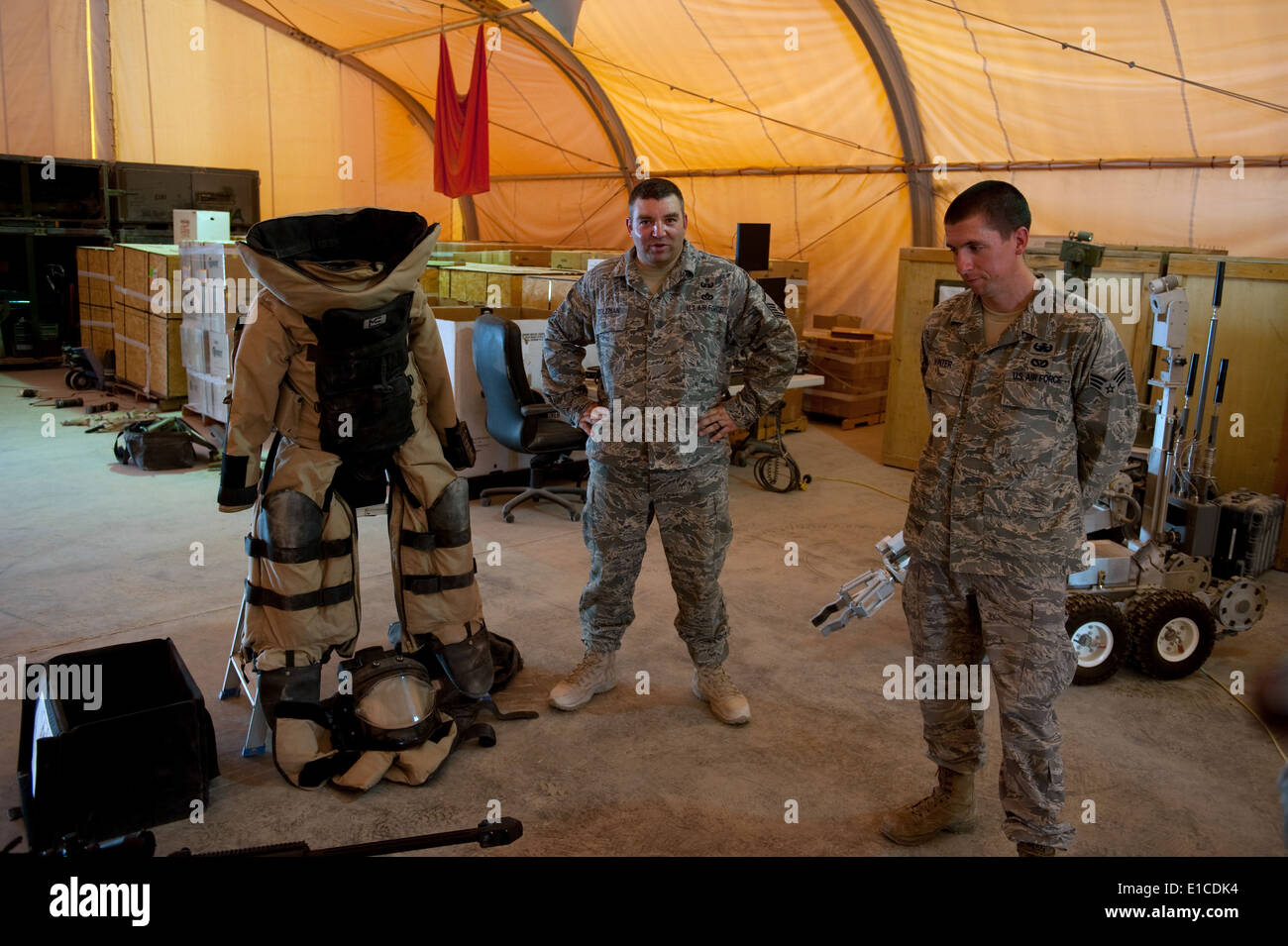 Le sergent-chef de l'US Air Force. Martin Coleman, centre, et l'Aviateur Senior d'hiver, les deux Jonathon des explosifs et des munitions (NEM) te Banque D'Images