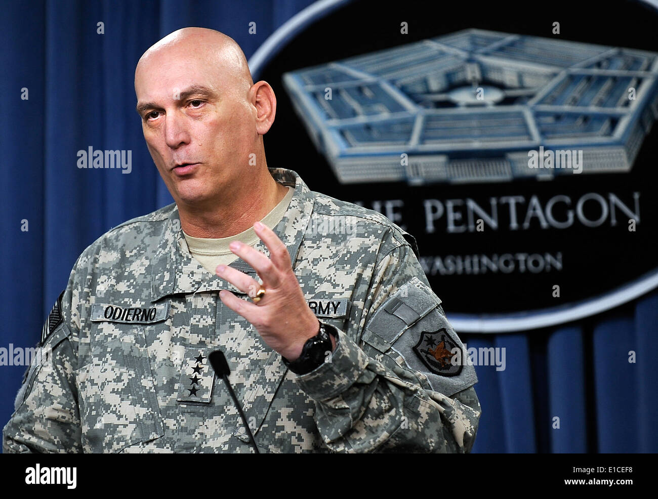 L'ARMÉE AMÉRICAINE Le Général Raymond T. Odierno, commandant de la Force multinationale - Iraq, répond à un journaliste ?s question lors d'une brève de presse Banque D'Images