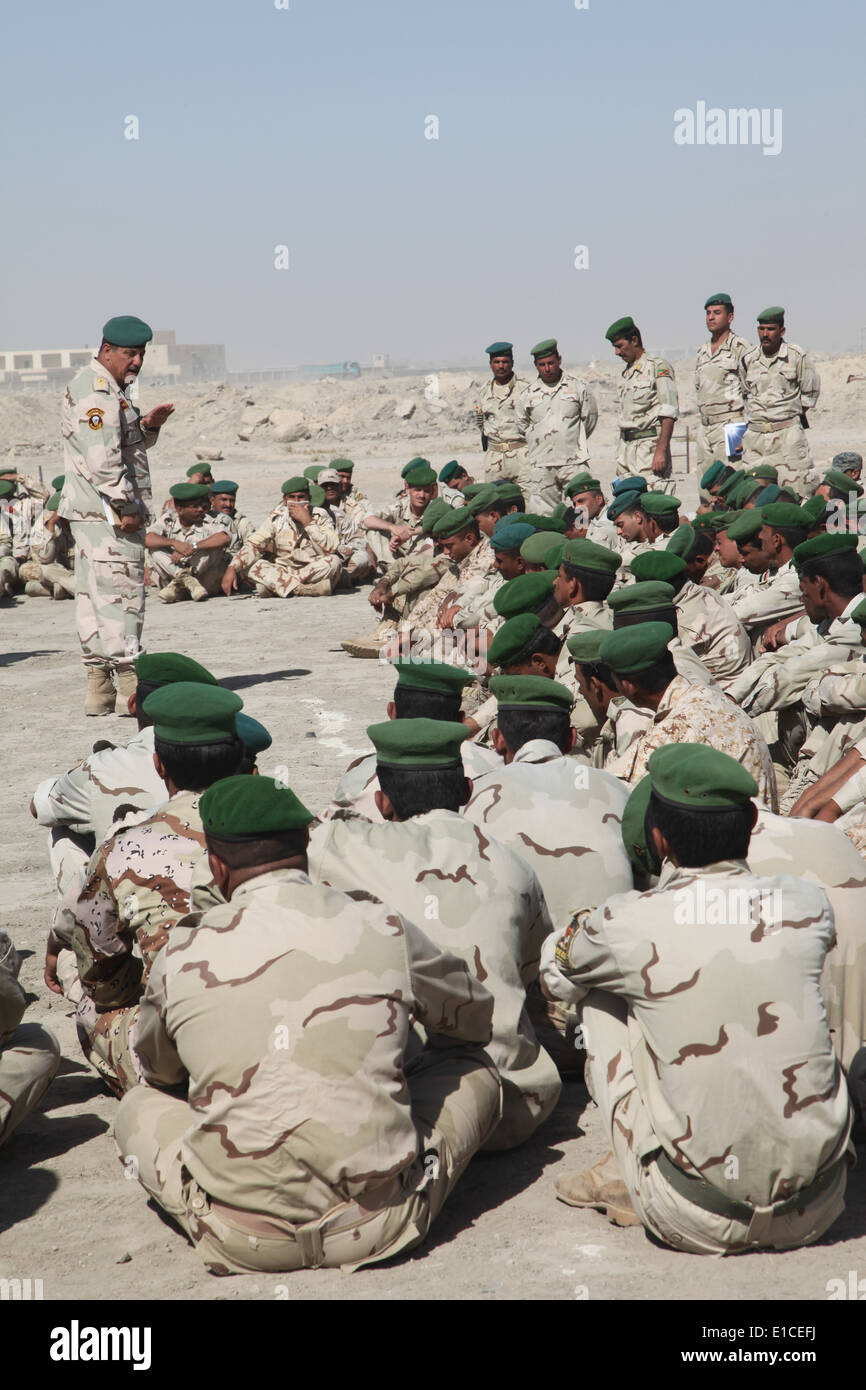 Le Lieutenant-colonel de l'armée iraquienne Dhafer Hapeb Abud, le commandant du Bataillon de Commandos, 10e Division d'armée irakienne, mémoires ses soldats sur le t Banque D'Images