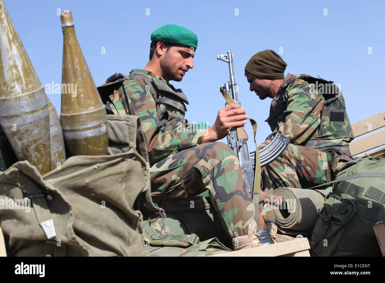 Les soldats de l'Armée nationale afghane à se préparer à quitter la base d'opérations avancée de l'air, l'Afghanistan, le 21 octobre 2009, pour un projet commun de missio Banque D'Images
