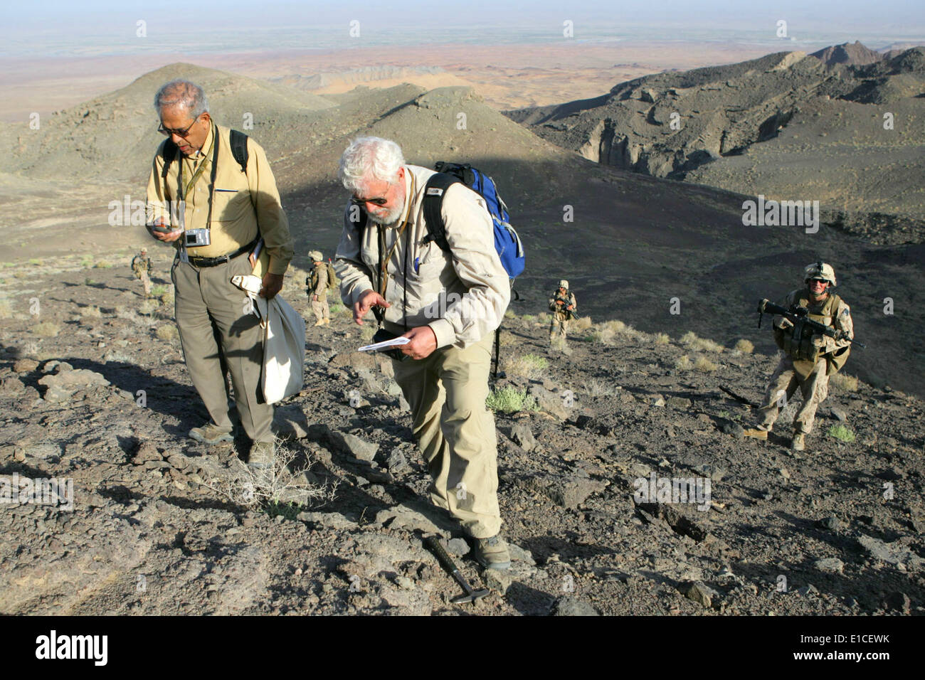 Steve Peters et Saidh Mirzad, tous deux géologues du U.S. Geological Survey, de l'étude des formations de roche anormale pendant un site su Banque D'Images