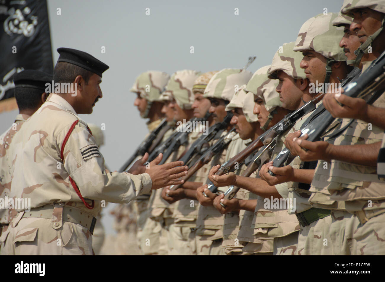 Les militaires de l'armée irakienne d'un préposé inspecte les soldats du Bataillon Commando, 10e Division de l'armée irakienne au cours de l'obtention du diplôme reh Banque D'Images