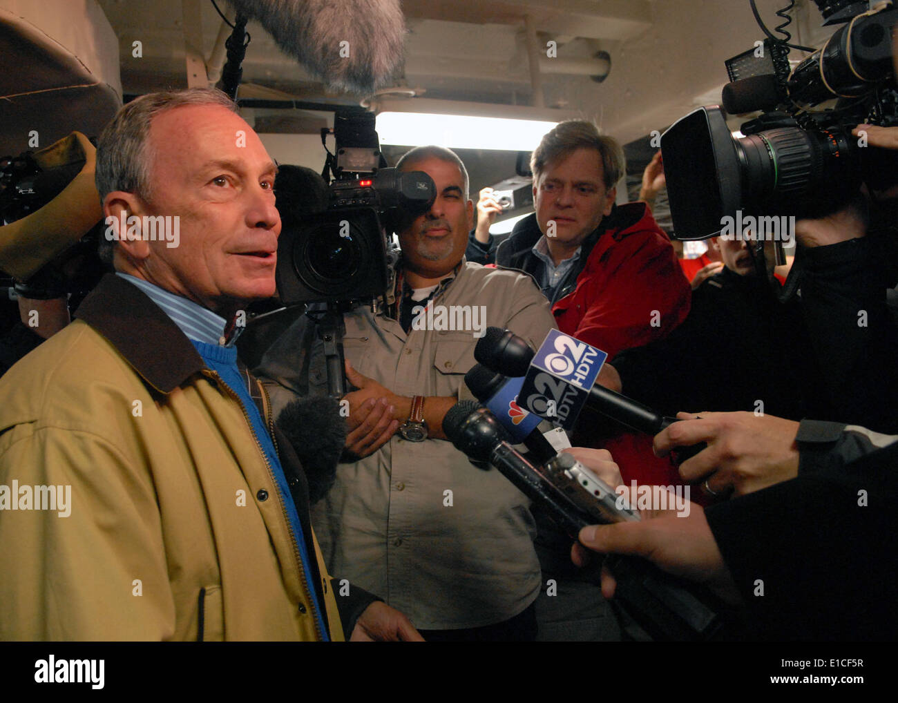 Michael Bloomberg, maire de New York, N.Y., parle aux médias à bord du navire de transport amphibie PCU dock New York Banque D'Images