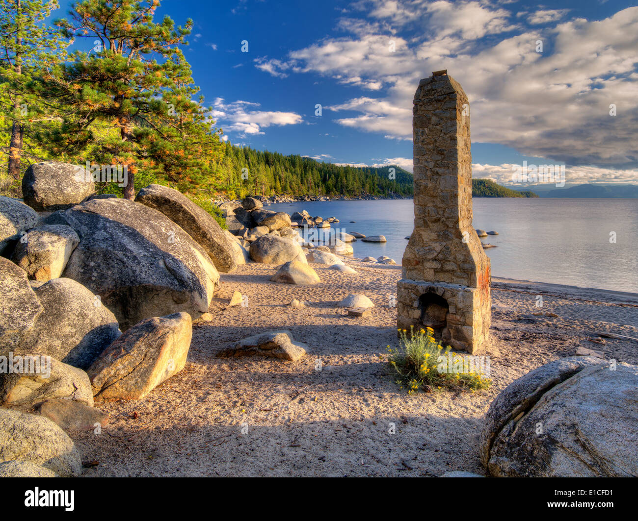 Cheminée Cheminée historique à la plage. Lake Tahoe, Nevada Banque D'Images