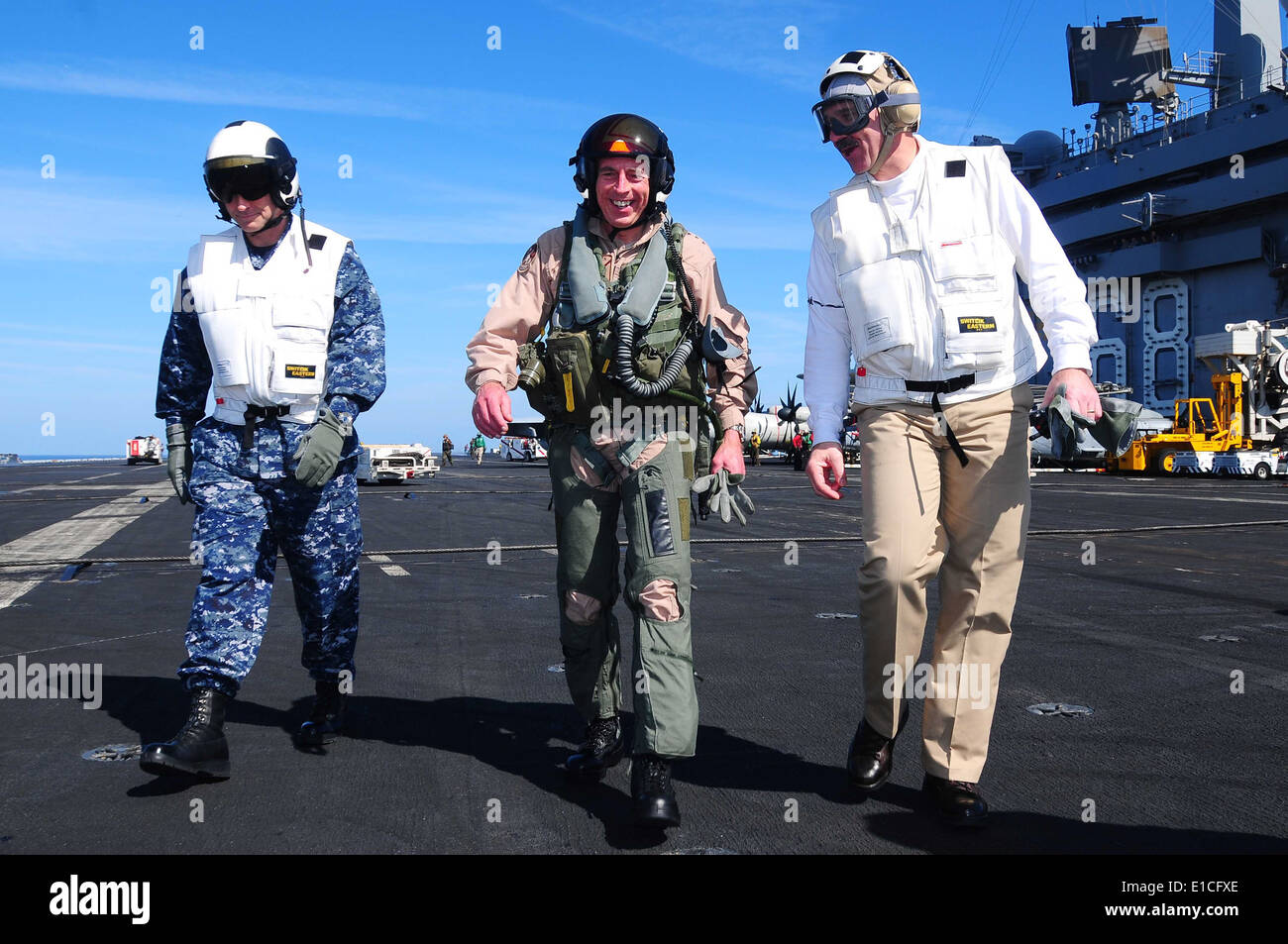 De gauche à droite, le Capitaine de vaisseau américain David Kiehl, le chef de cabinet de groupe aéronaval du 11, de l'Armée Le Général David H. Petraeus, la commande Banque D'Images