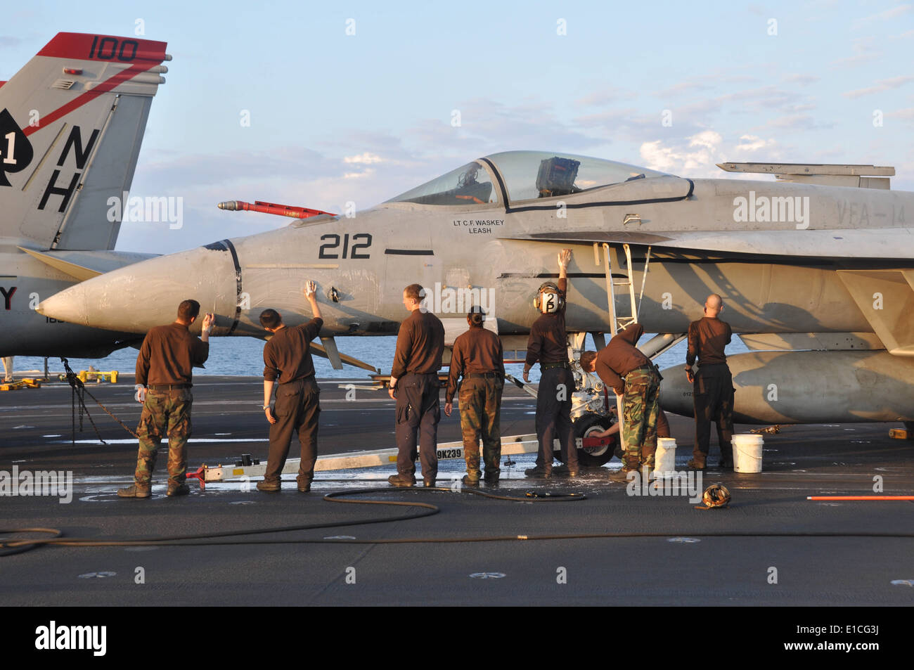 Les marins américains affectés à l ?Tophatters ? 14 e Escadron d'avions de laver un F/A-18E Super Hornet à bord du personnel navigant Banque D'Images