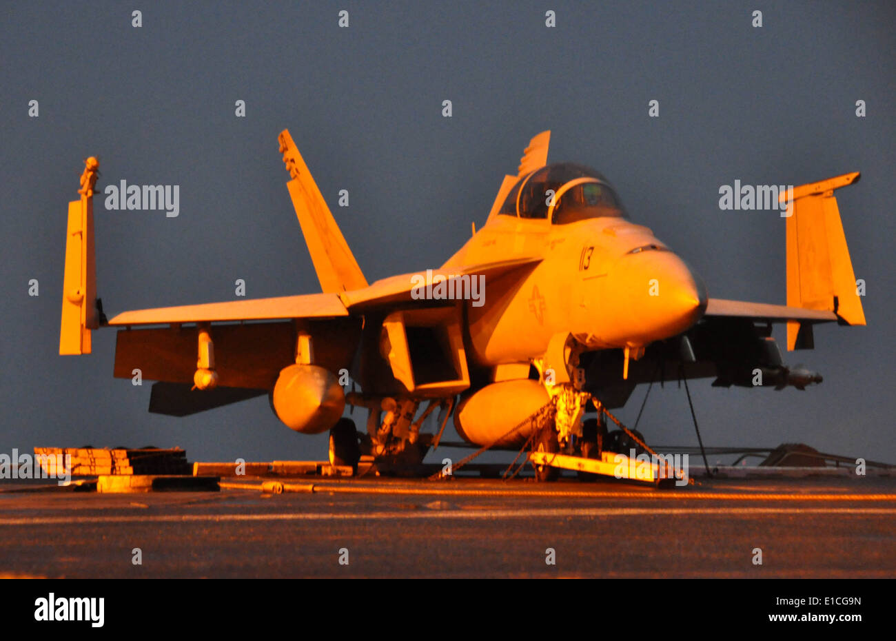 Un F/A-18F Super Hornet affectés à l ?Black Aces ? Grève de l'Escadron de chasse 41 se trouve dans le poste de pilotage de l'airc Banque D'Images