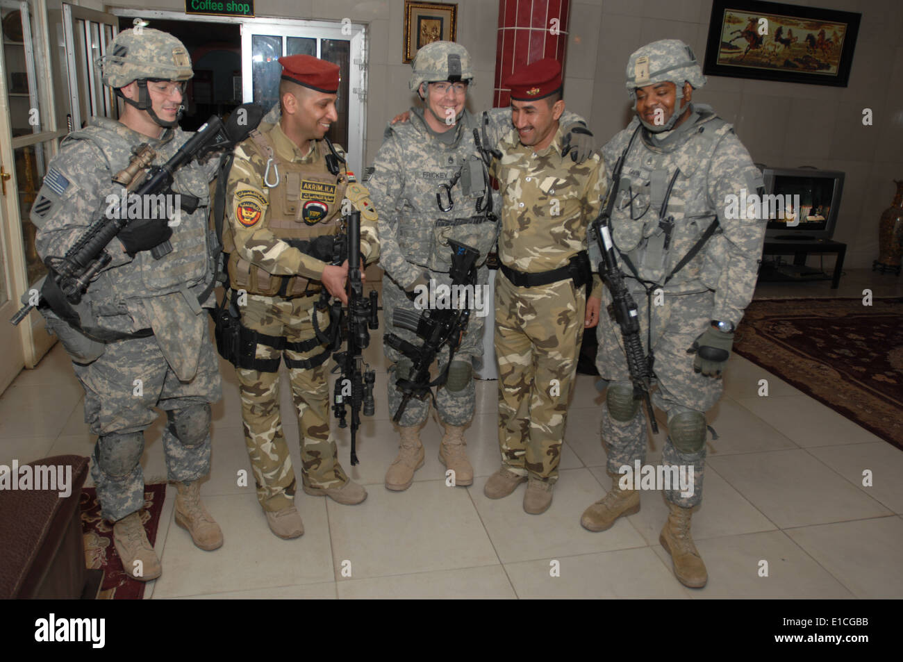 Des soldats américains attaché au 1er Bataillon, 10e Régiment d'artillerie de partager un fou rire avec des soldats iraquiens au cours d'une cérémonie Banque D'Images