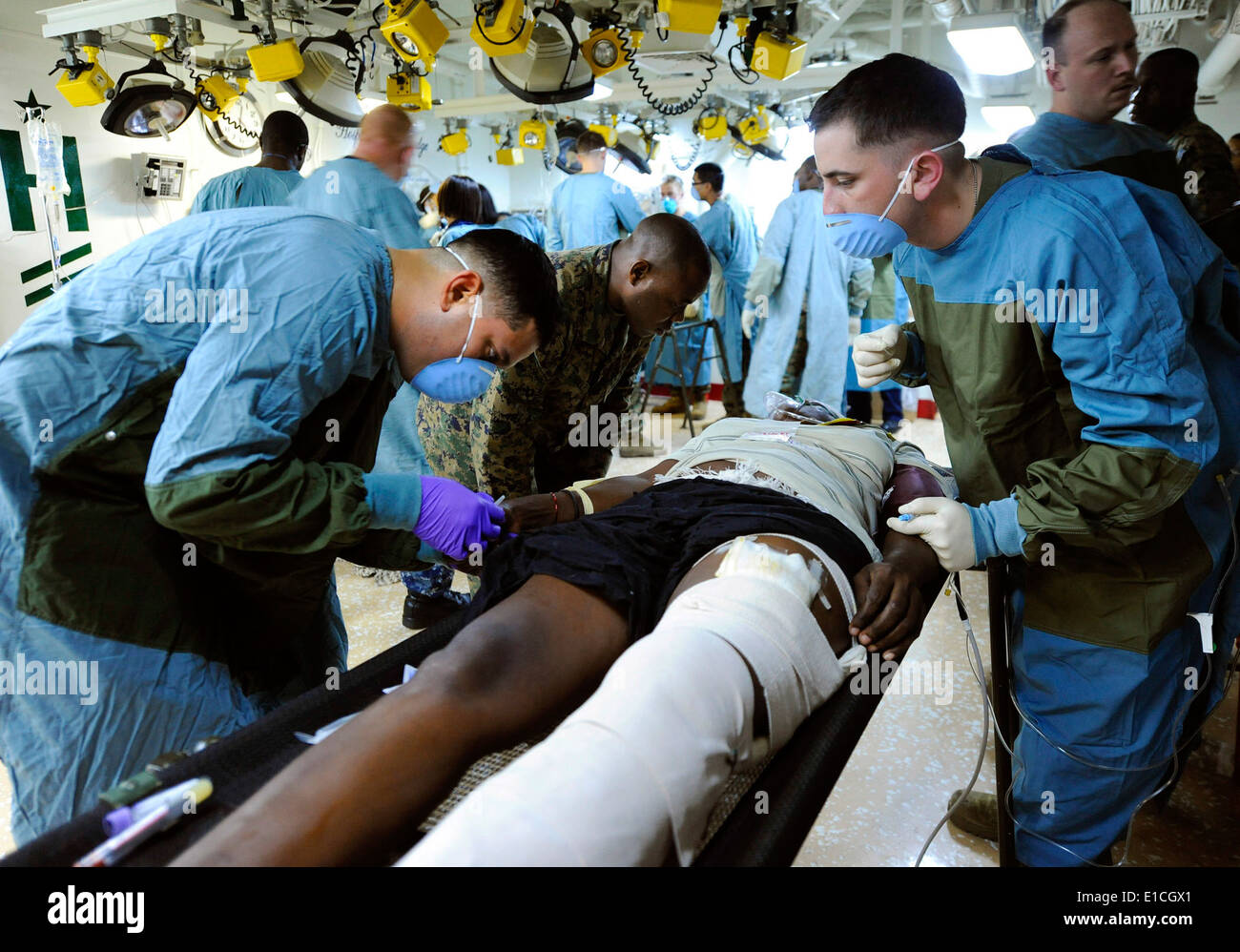 Le personnel médical à bord du navire d'assaut amphibie USS Bataan (DG 5) administrer des soins à un homme haïtien blessé Banque D'Images