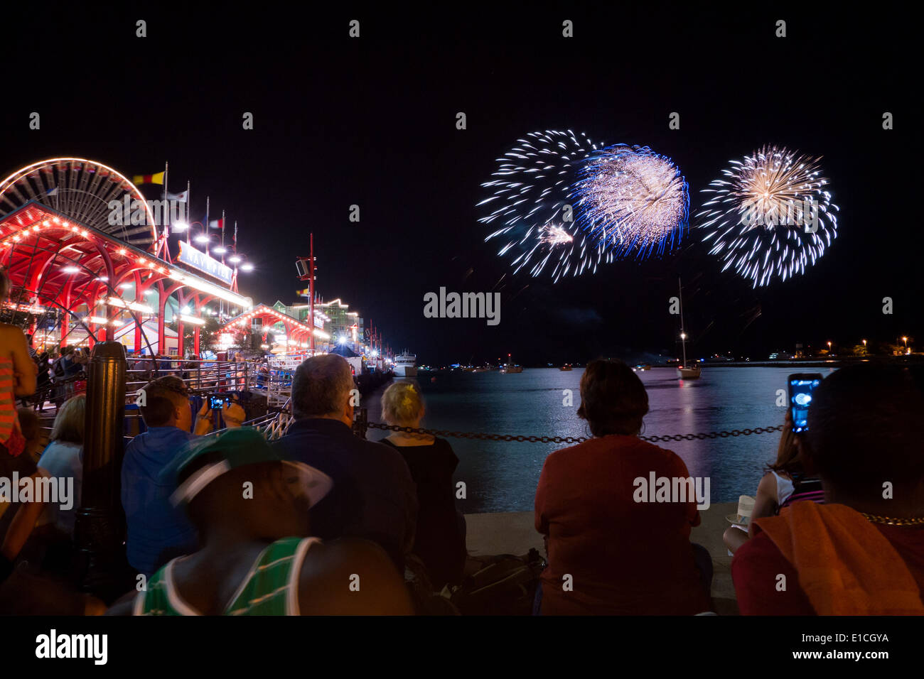 La foule regarde l'artifice à Navy Pier à Chicago, Illinois. Banque D'Images