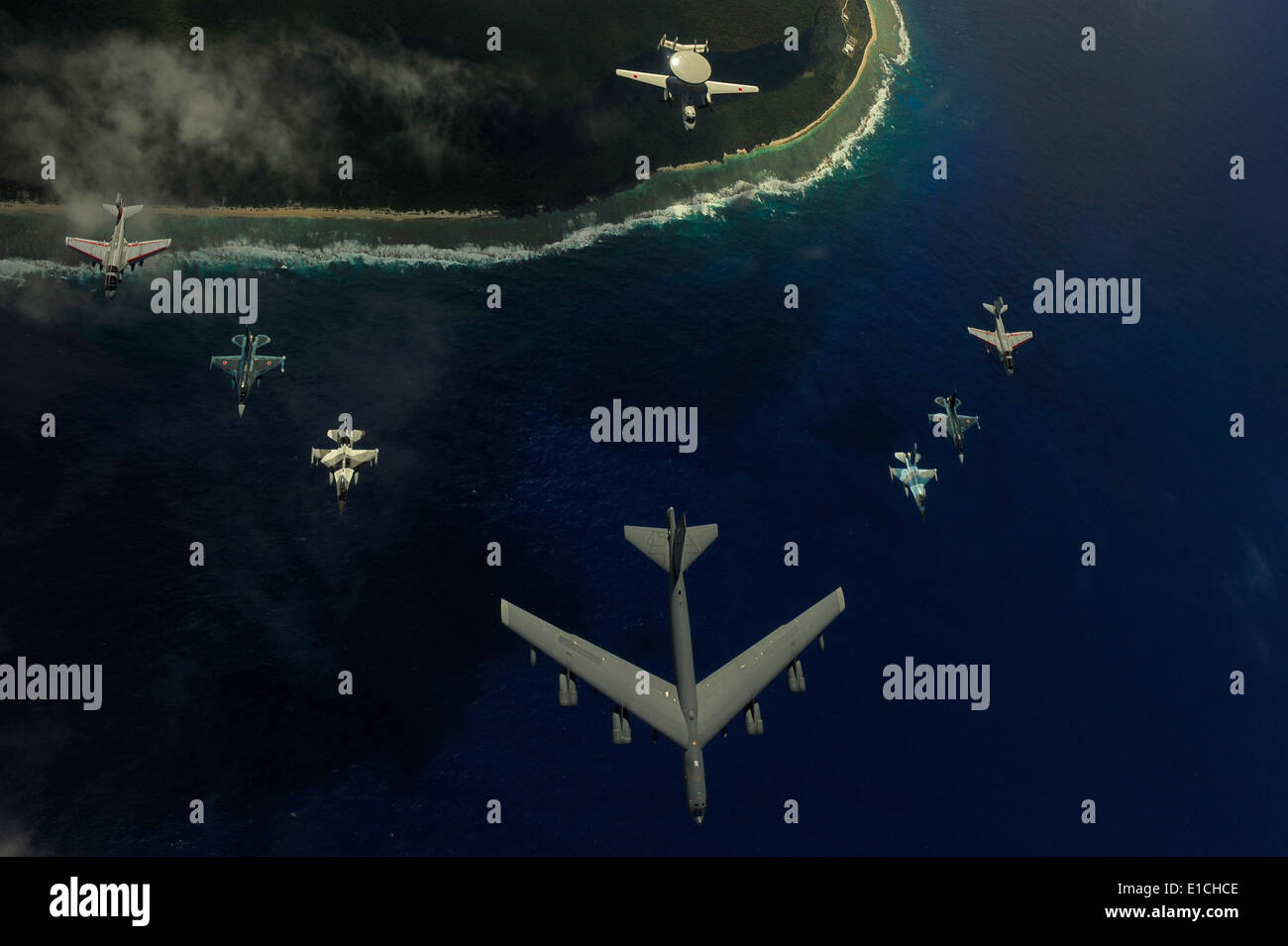 Un U.S. Air Force d'avions B-52 Stratofortress du 20e Escadron expéditionnaire piégée dirige une formation de deux F-16 Fighting Banque D'Images