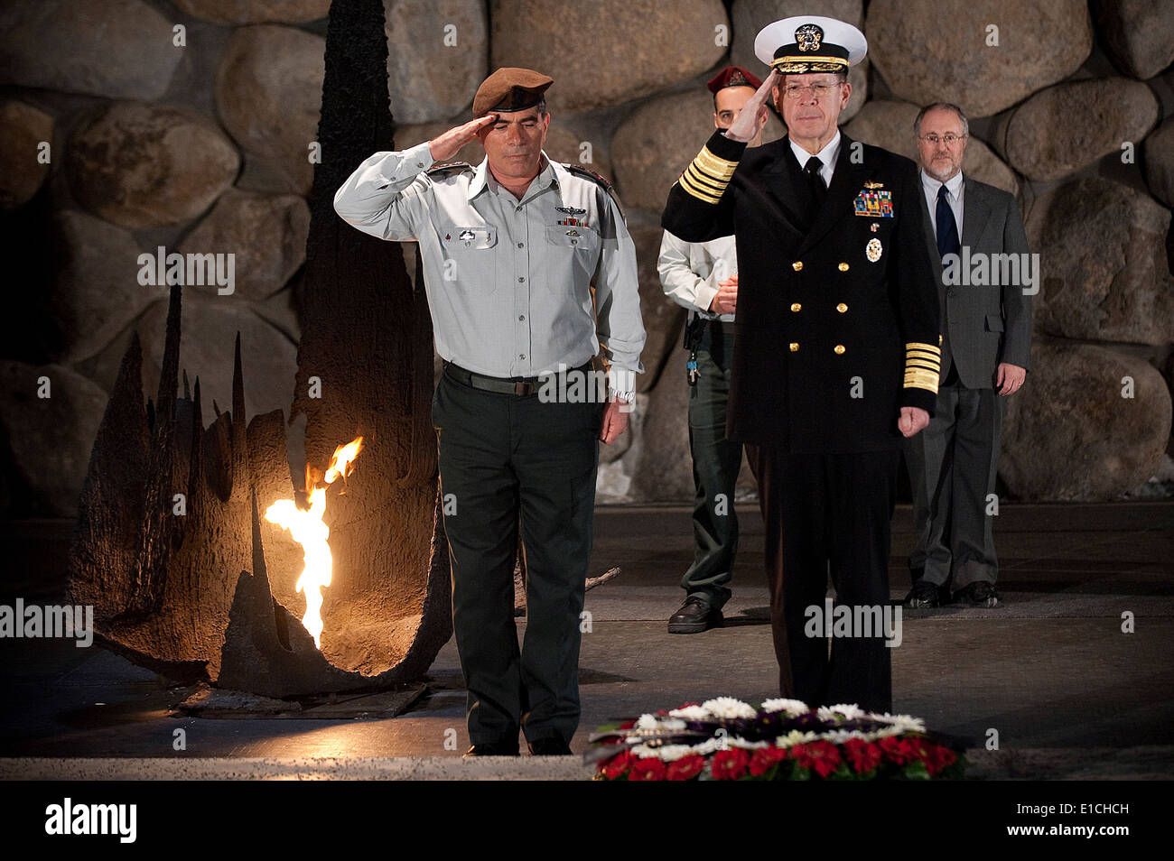 100215-N-0696M-146, le Lieutenant général Gabi Ashkenazi, chef de la défense, de la Force de défense israélienne Navy Adm. Mike Mullen, président de l'Inscrivez-vous Banque D'Images