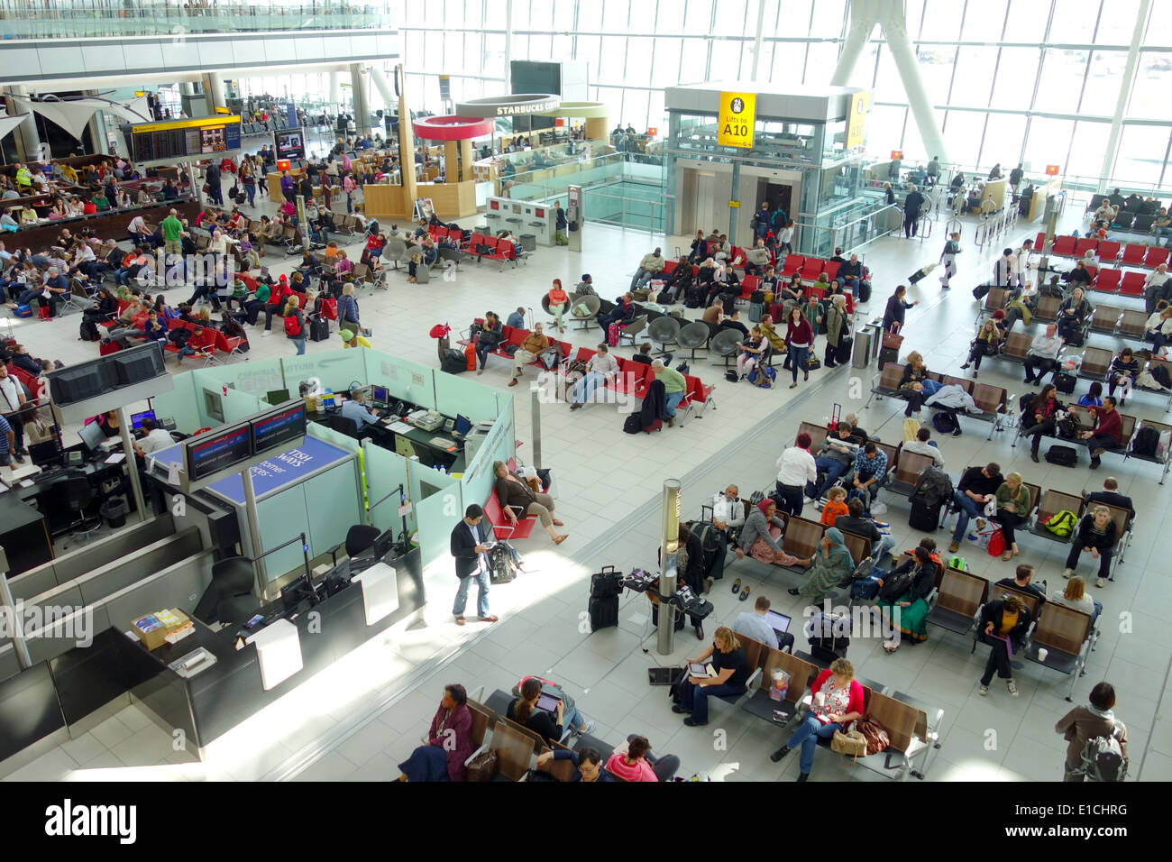 L'aéroport Heathrow de Londres en zone d'attente à un terminal à Londres, Royaume-Uni Banque D'Images