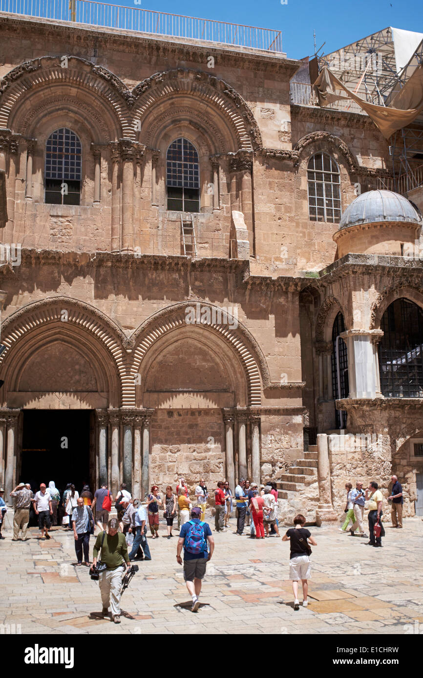 Les pèlerins en face de l'église du Saint Sépulcre, Jérusalem, Israël Banque D'Images