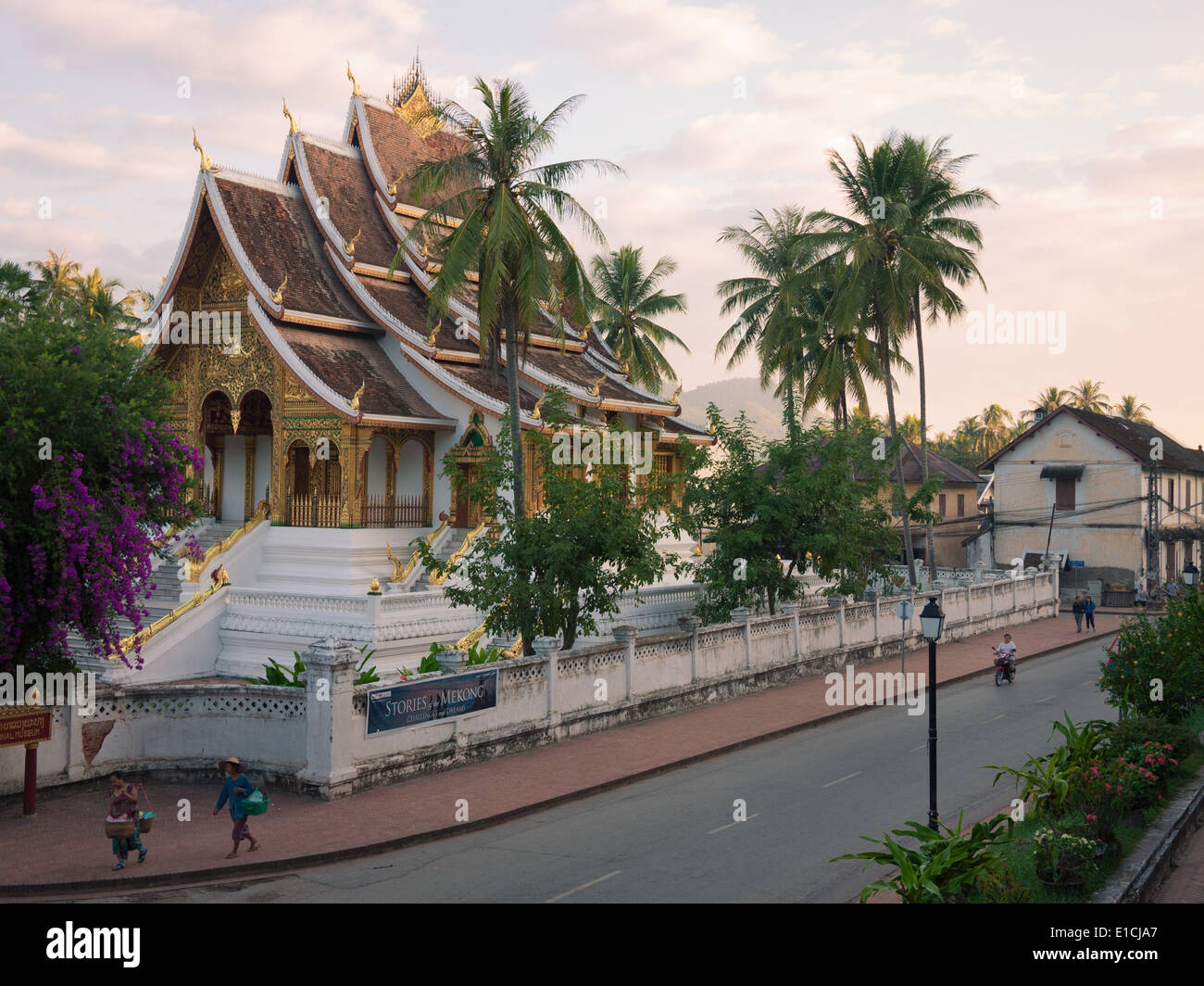 Une scène de rue à partir de Luang Prabang, Laos. Haw Pha Bang (the Golden Hall) et le Palais Royal sont à gauche. Banque D'Images