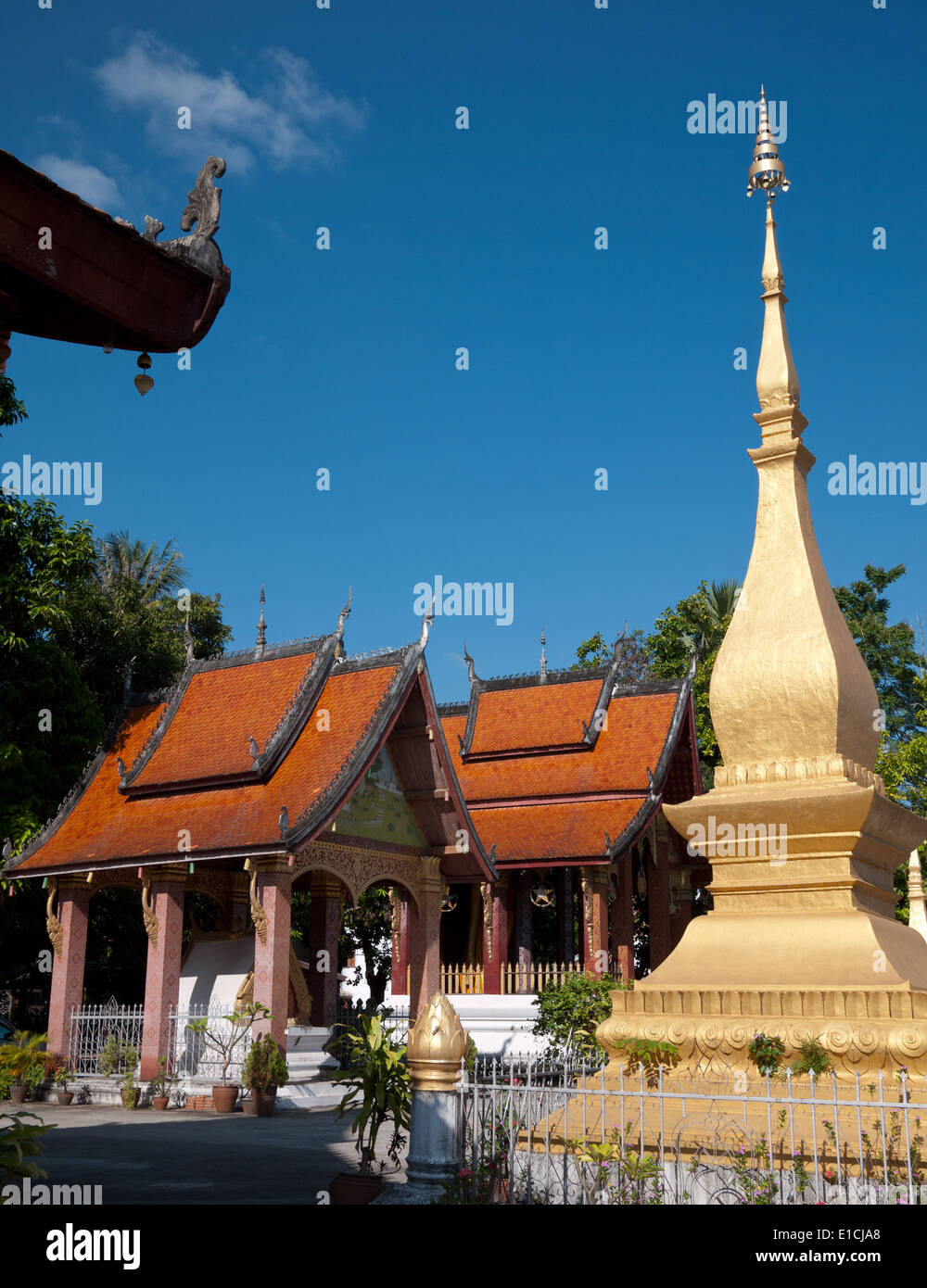 Vue d'un stupa doré et des bâtiments sur le terrain de Wat Sene Souk Haram (temple bouddhiste Wat Sen). Luang Prabang, Laos. Banque D'Images