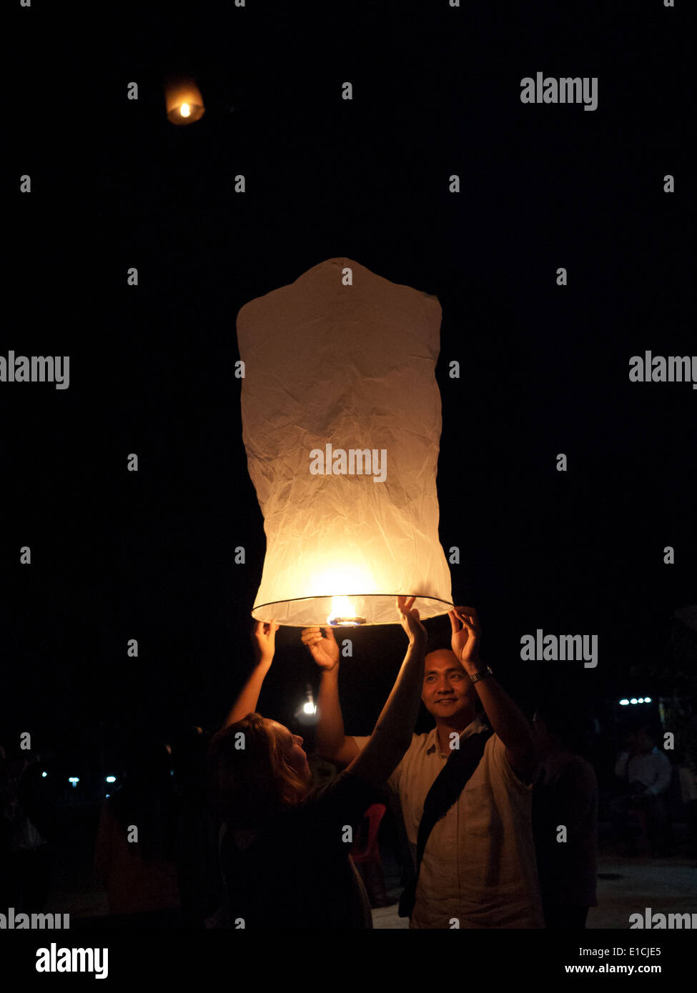 Les participants se préparent à lancer des lanternes flottantes dans l'air pendant l'Yi Peng festival à Luang Prabang, Laos. Banque D'Images