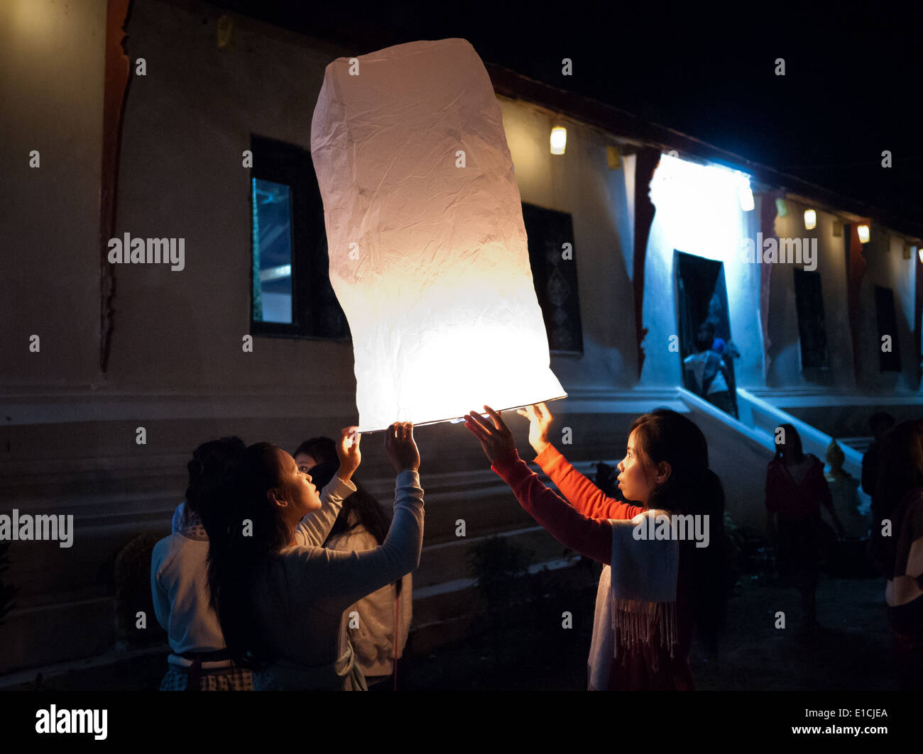 Les participants se préparent à lancer des lanternes flottantes dans l'air pendant l'Yi Peng festival à Luang Prabang, Laos. Banque D'Images