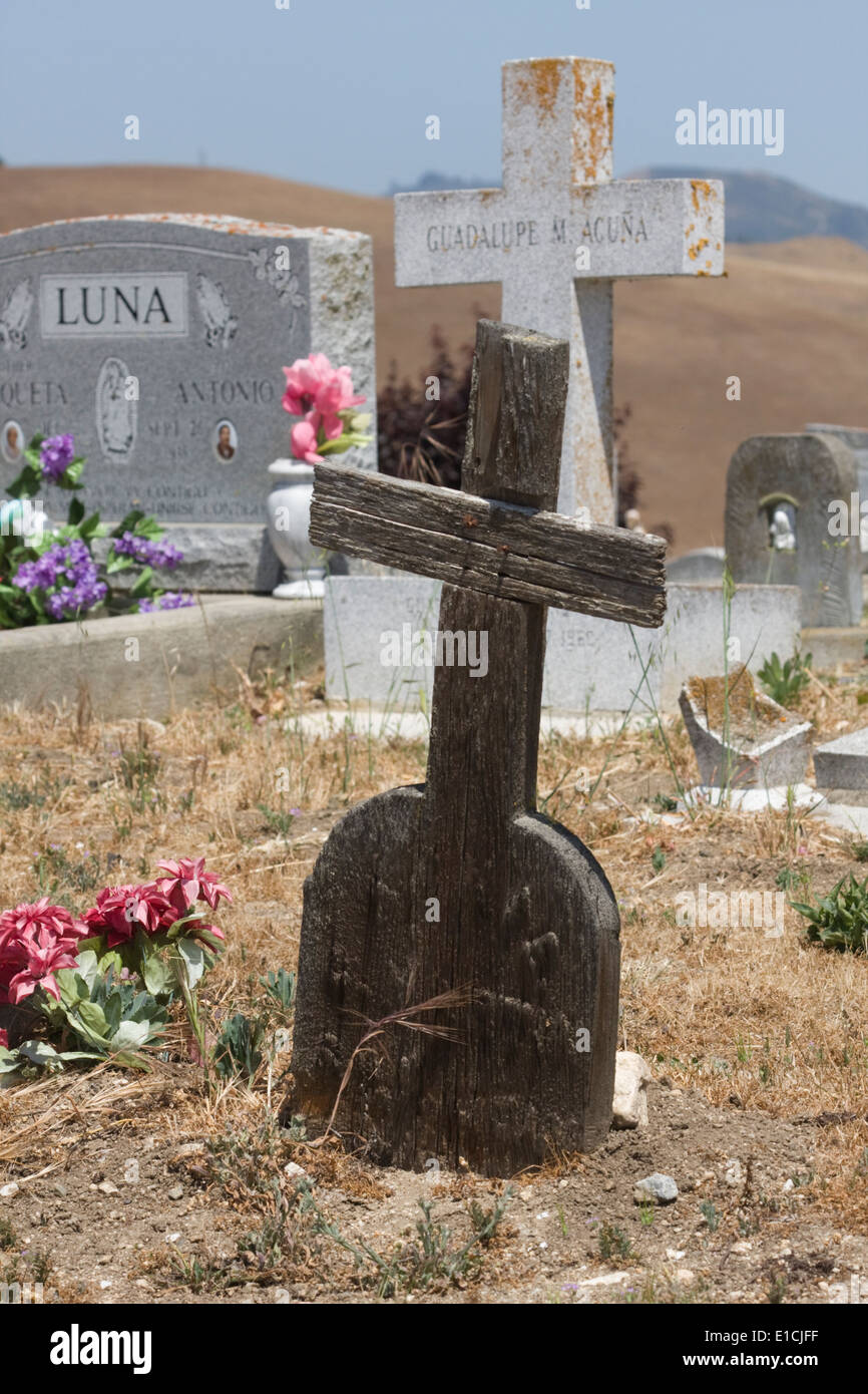 Les pierres tombales dans un cimetière de San Juan Bautistia, en Californie. Banque D'Images
