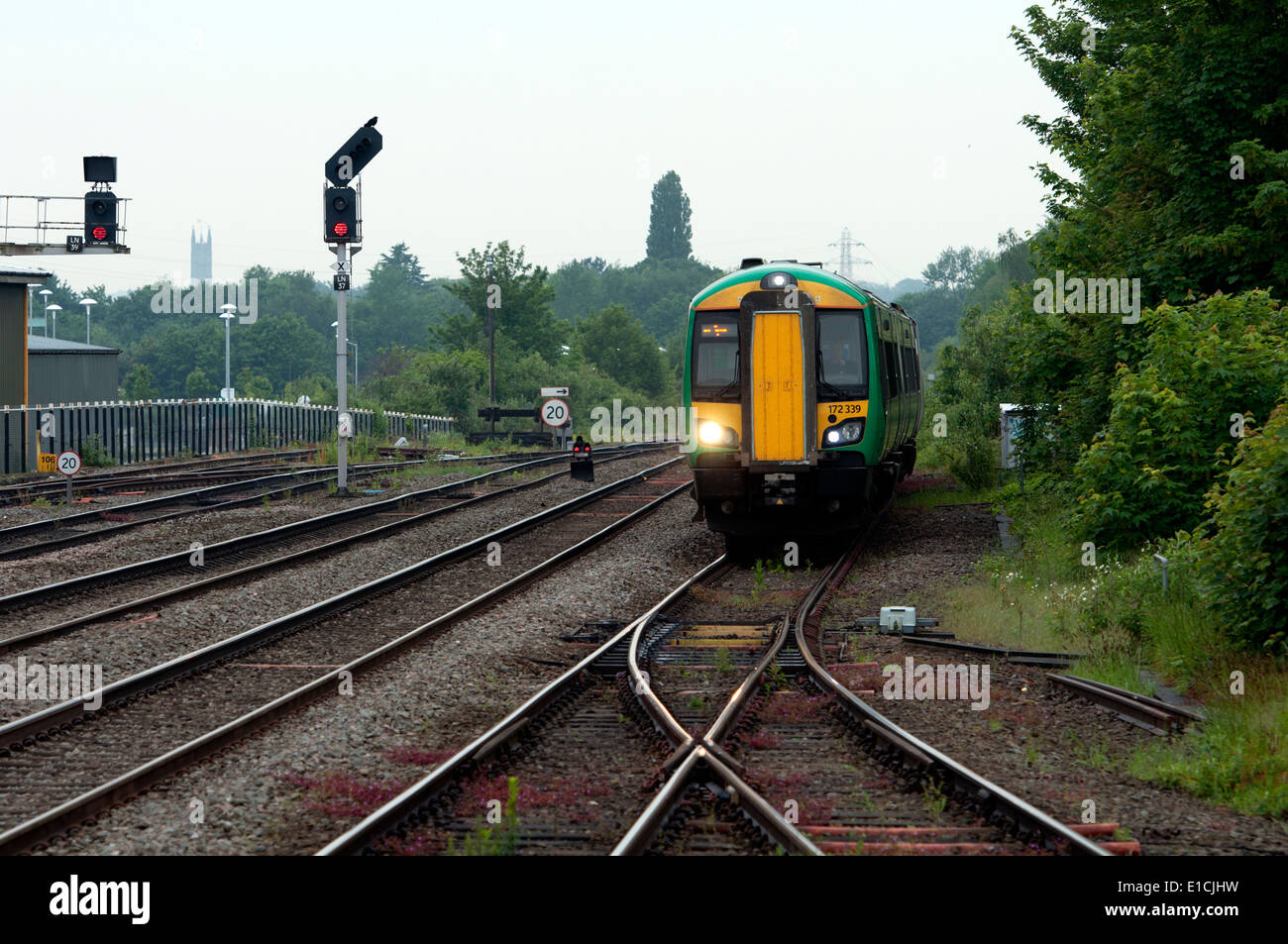 London Midland 172 classe train approchant Leamington Spa, Royaume-Uni Banque D'Images