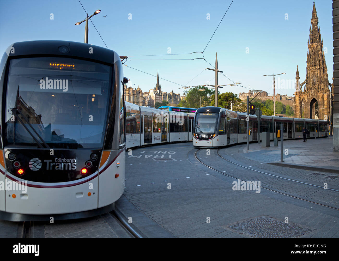 Edinburgh, Ecosse, Royaume-Uni. 31 mai 2014. Lancement de tramway d'Édimbourg. Les Trams se croisent à l'angle de la rue Saint André et de Princes Street Banque D'Images