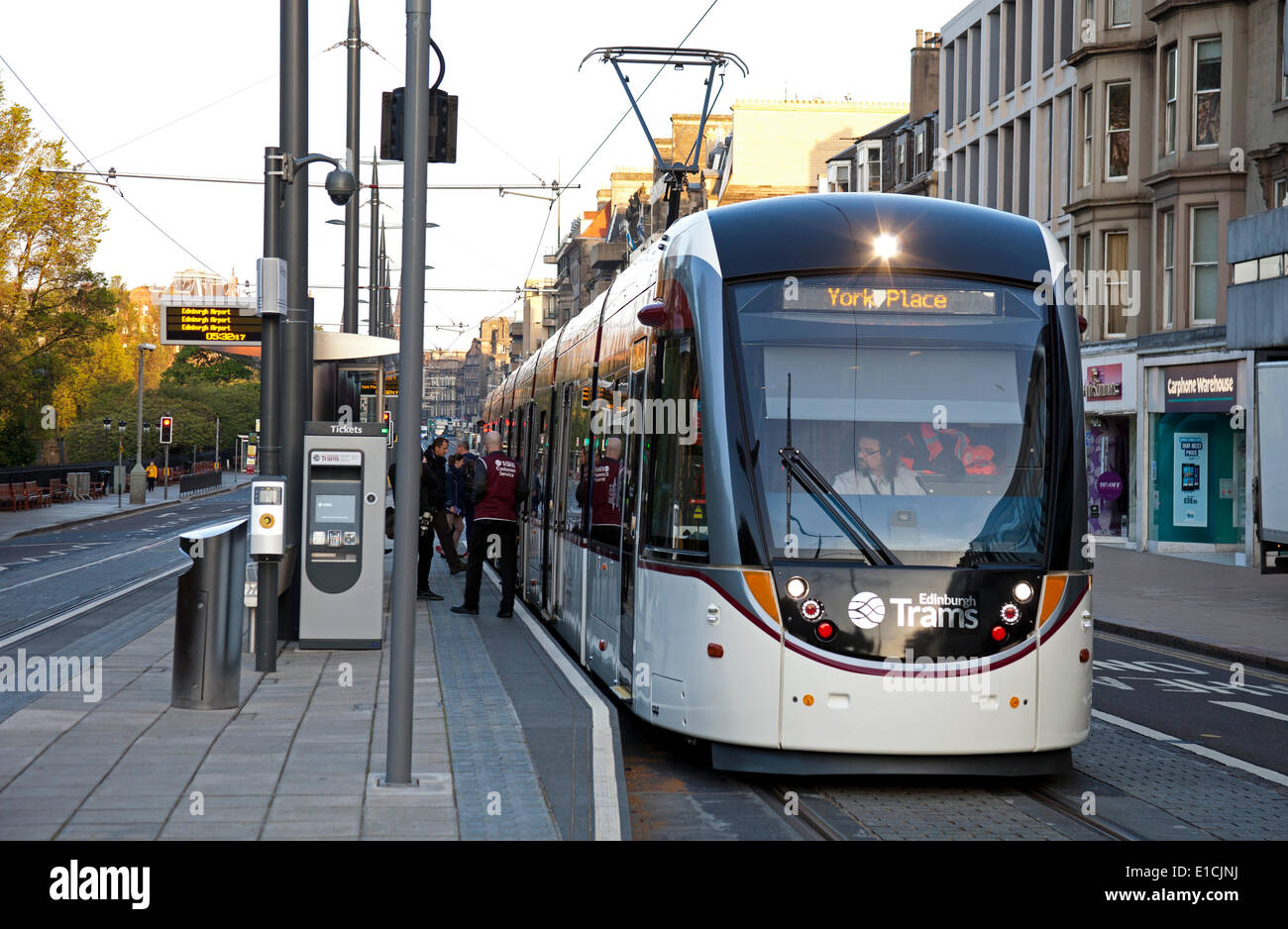 Edinburgh, Ecosse, Royaume-Uni. 31 mai 2014. Lancement de tramway d'Édimbourg. Princes Street, l'un des premier voyage de l'aéroport à la place de New York. Banque D'Images