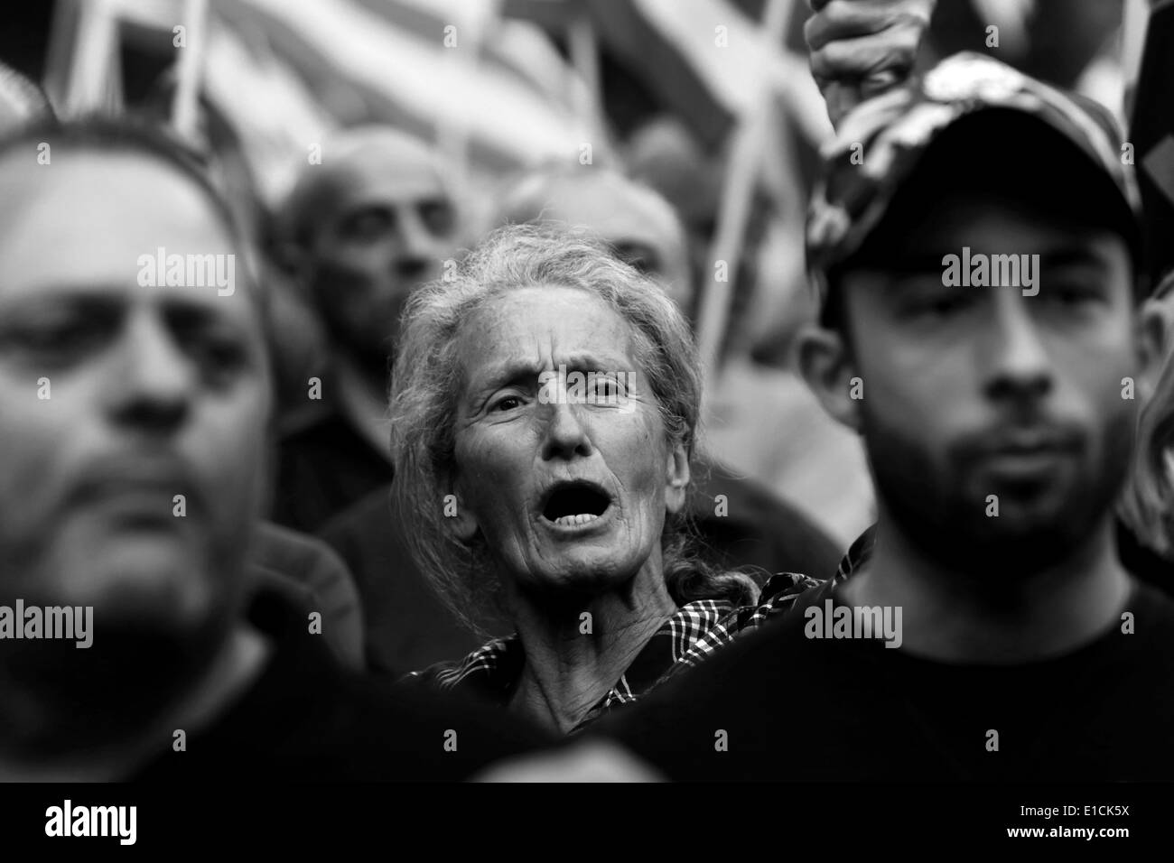 Athènes, Attique, Grèce. 29 mai, 2014. Un membre du parti crie des slogans lors d'un événement organisé par le parti nationaliste Aube dorée en face de la cathédrale d'Athènes, à l'occasion de l'anniversaire de la chute de Constantinople aux mains des Turcs, le mai 1453. Dans le centre d'Athènes le 29 mai 2014 © Panayiotis Tzamaros/NurPhoto ZUMAPRESS.com/Alamy/Live News Banque D'Images