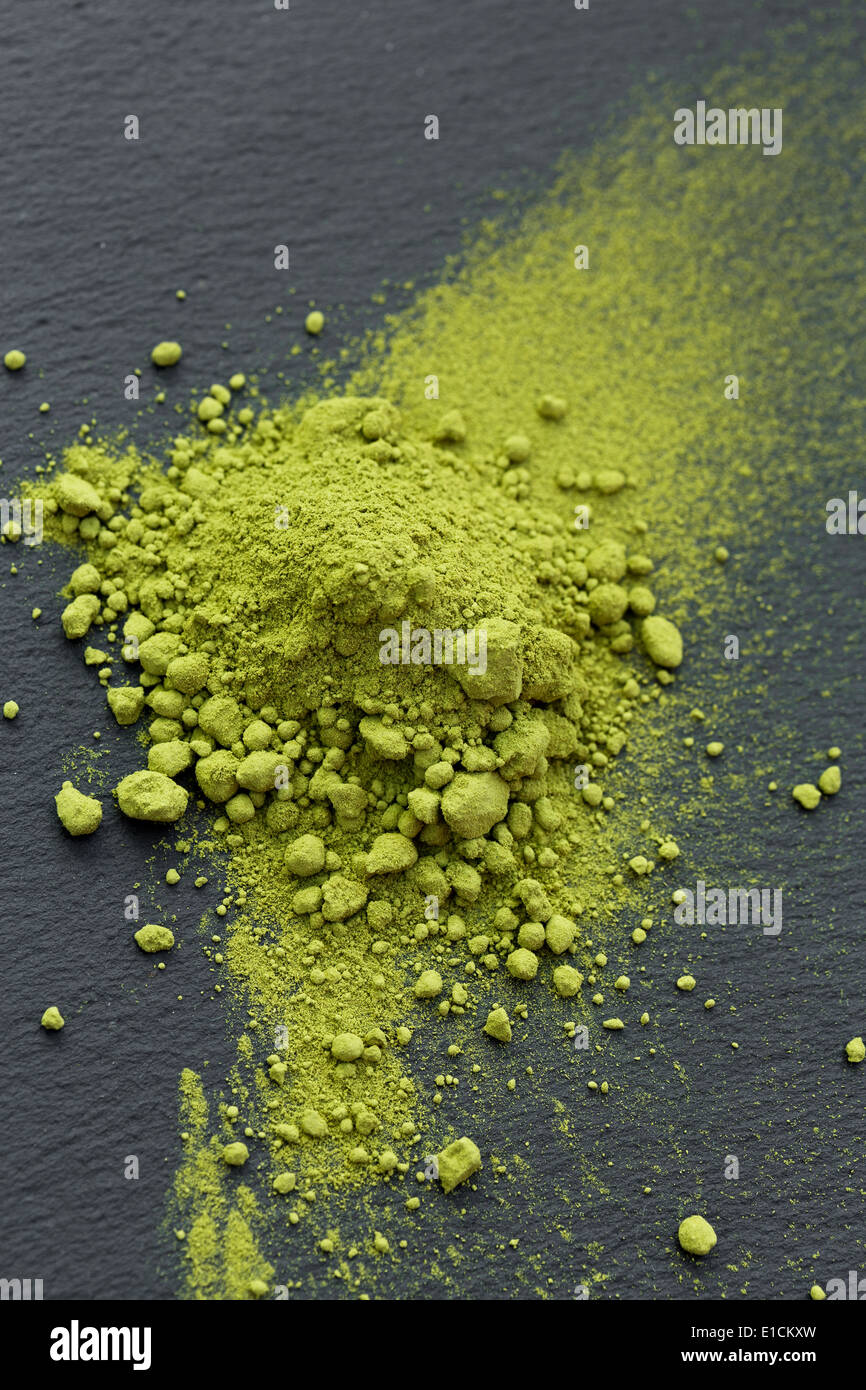 Directement au-dessus de la poudre de thé matcha sur la table Banque D'Images