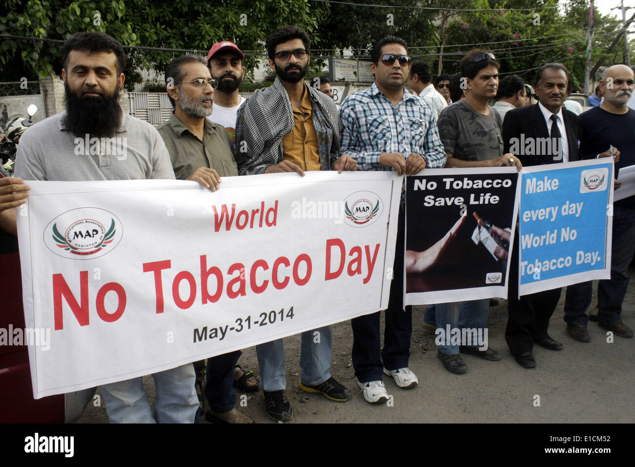 Lahore, Pakistan. 31 mai, 2014. Participer à des militants d'un rassemblement pour marquer la Journée mondiale sans tabac à Lahore, Pakistan oriental, le 31 mai 2014. L'Organisation mondiale de la santé et les partenaires de souligner la Journée mondiale sans tabac le 31 mai 2014, en soulignant les risques pour la santé associés à l'usage du tabac. © Jamil Ahmed/Xinhua/Alamy Live News Banque D'Images