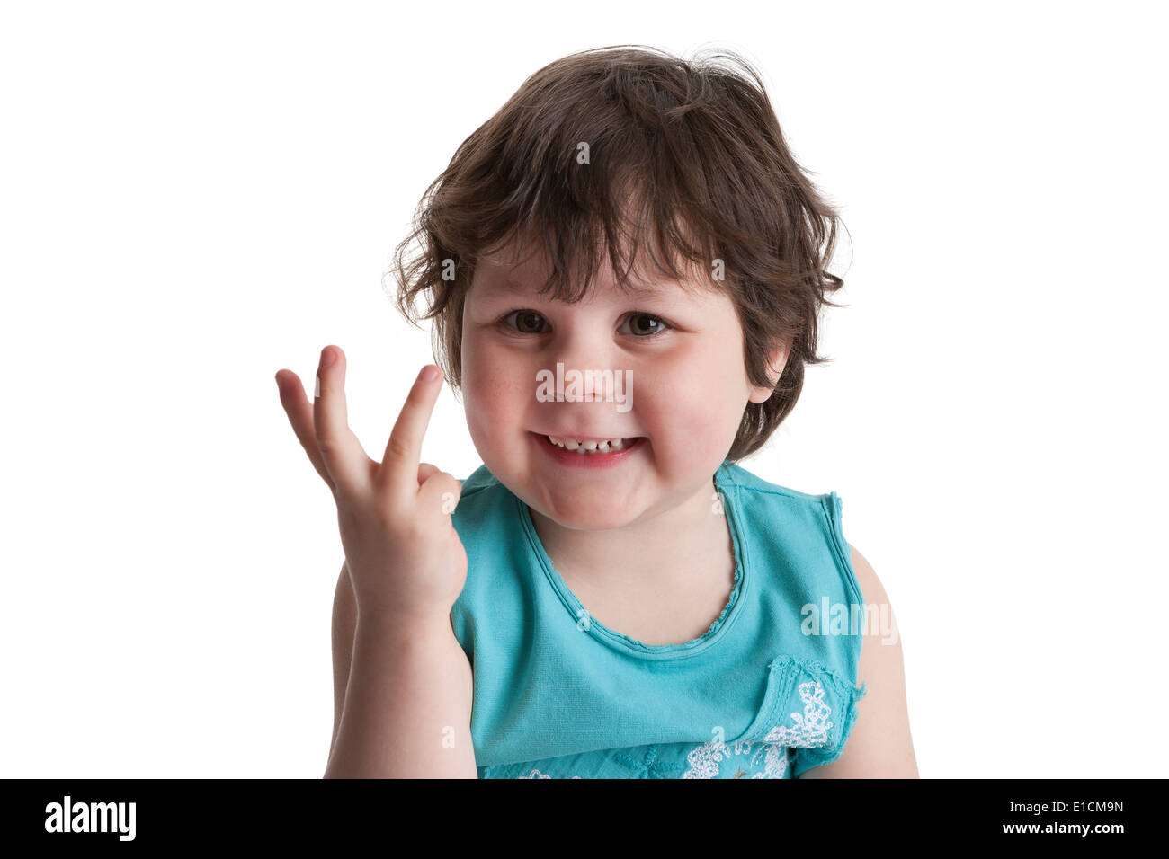 Petite fille montrant trois doigts sur fond blanc Banque D'Images