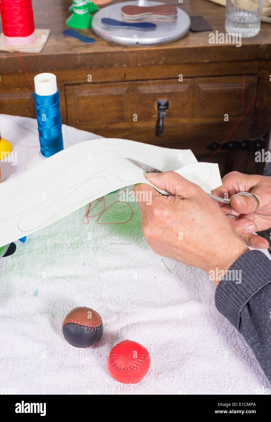 Couper des bandes de Artisan cuir à faire des boules de jai alai Banque D'Images