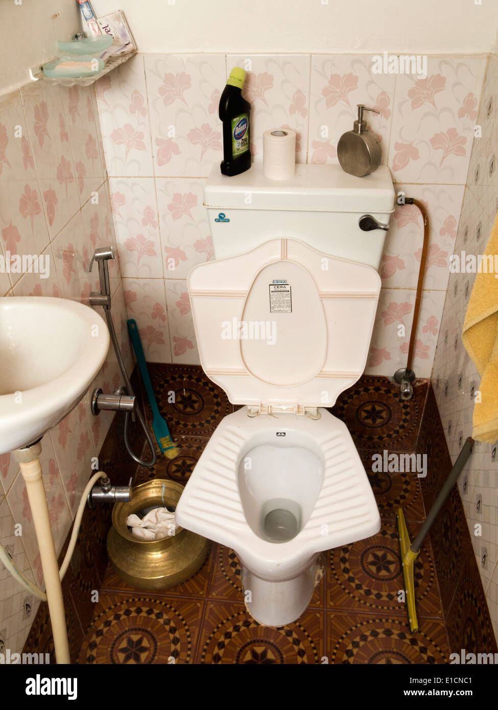 Indian toilet Banque de photographies et d'images à haute résolution - Alamy