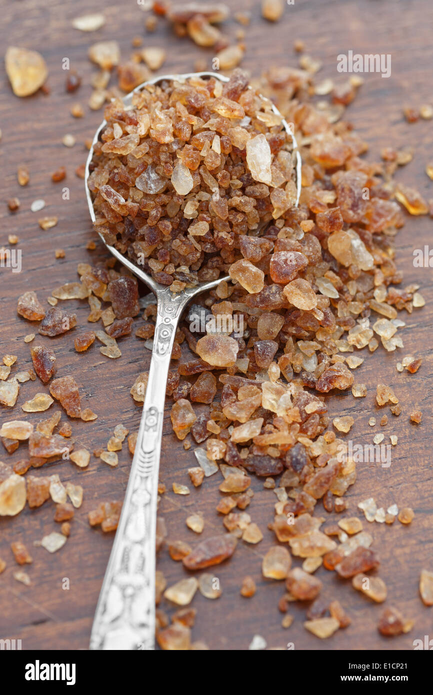 Le sucre candi brun cristaux sur spoon Banque D'Images