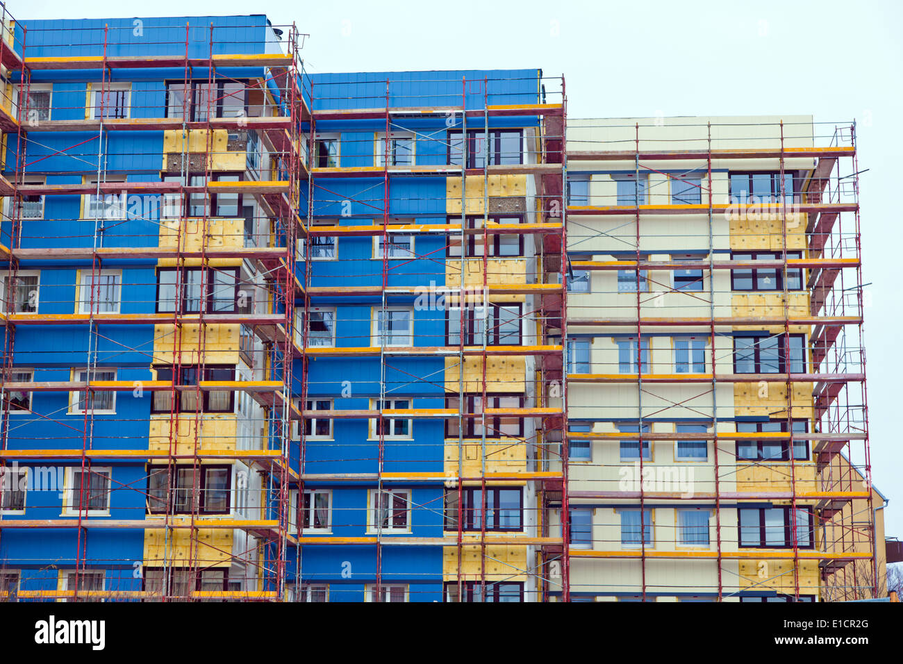 Un bâtiment résidentiel est en cours de rénovation. L'isolation pour l'économie d'énergie et isolation thermique. Banque D'Images