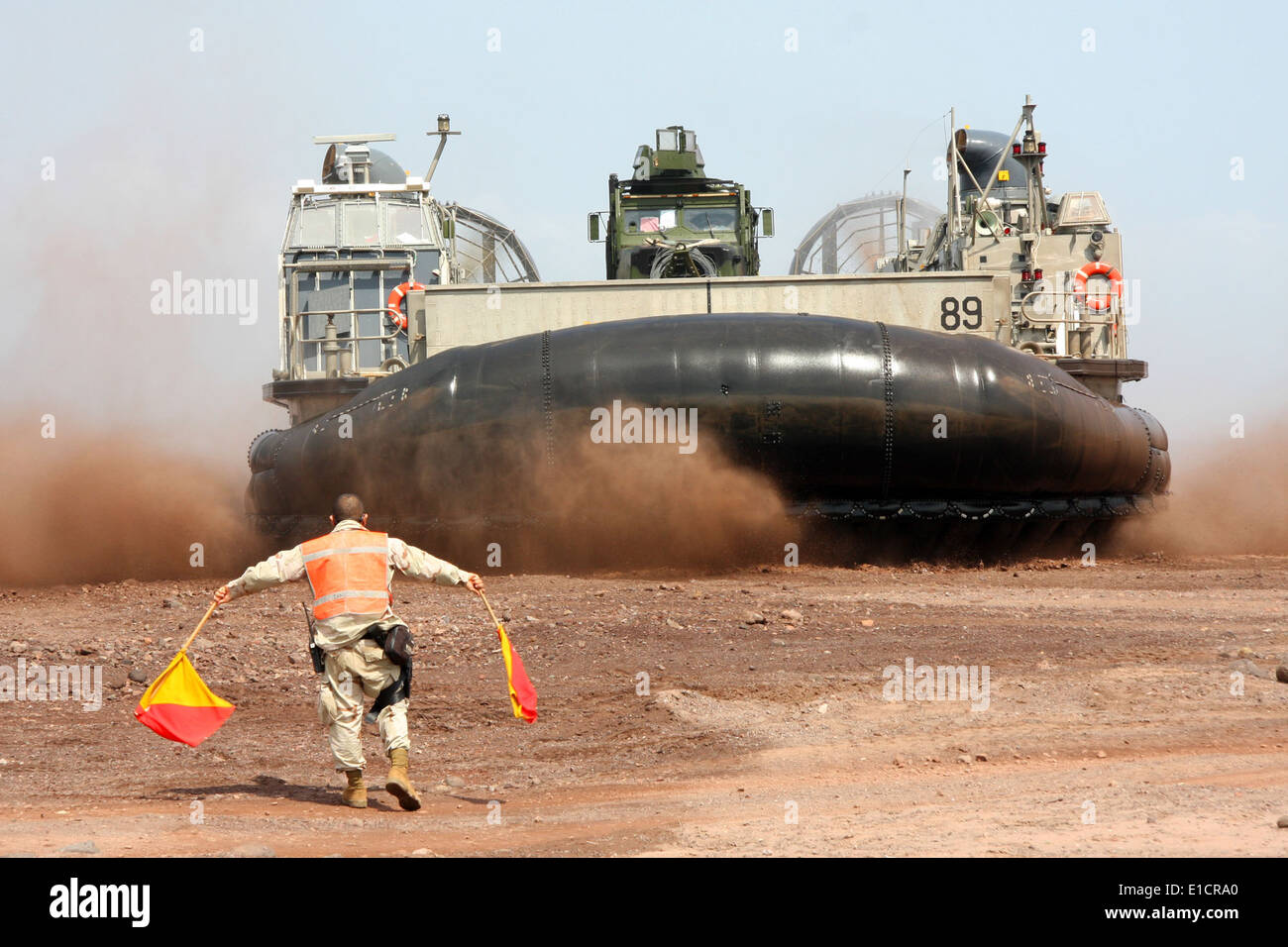 Un service américain états dirige un bateau de débarquement, d'un coussin d'air transportant des Marines et de l'équipement sur la plage à Djibouti le 4 mars 2 Banque D'Images