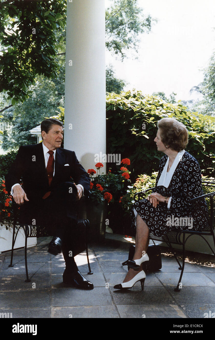 Ronald Reagan. Le président Reagan et le premier ministre Thatcher en conversation sur le patio à l'extérieur du bureau ovale. La Maison Blanche, Banque D'Images