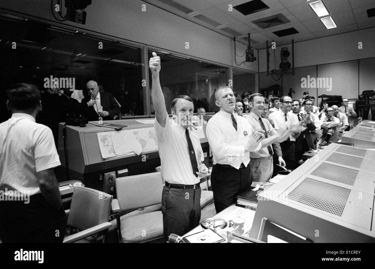 Les directeurs de vol d'Apollo 13 succès applaudis splashdown de module de commande "Odyssée" tandis que le Dr Robert R. Gilruth, directeur, Banque D'Images