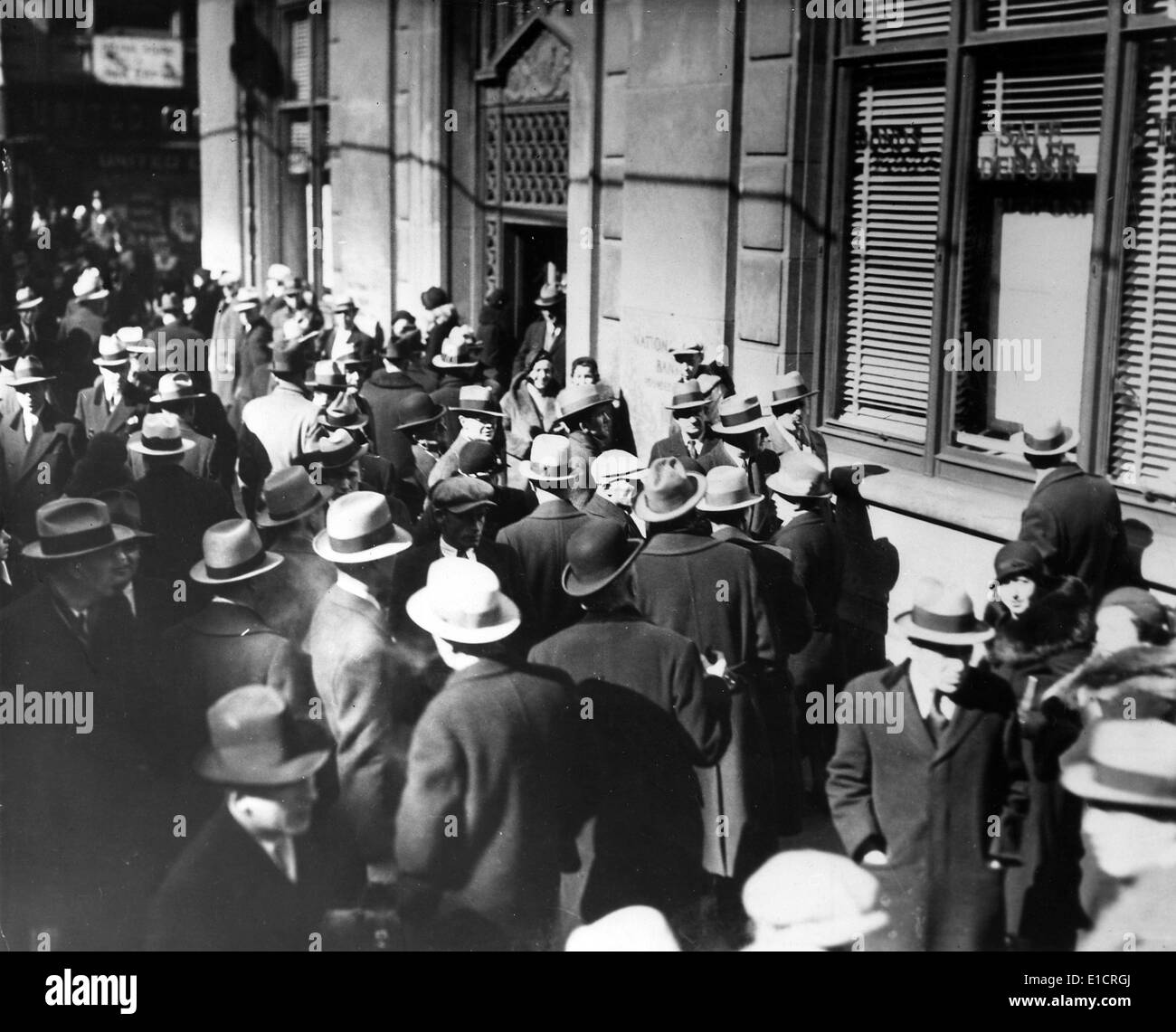 La grande dépression. Les hommes dans la rue au cours d'une banque. Banque D'Images