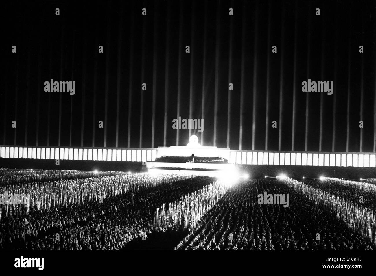 Examen sur le projecteur grand-champ Zeppelin éclairé à Nuremberg. 1937 Septembre. Albert Speer conçu la Cathédrale Banque D'Images