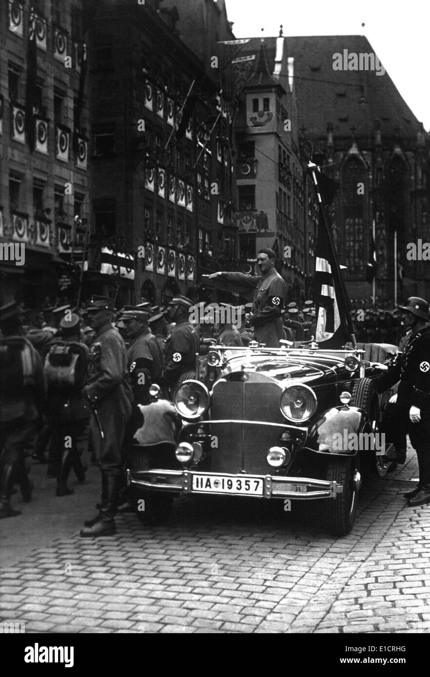 Adolf Hitler salue paradant storm troopers du parti nazi à Nuremberg, le 5 novembre 1935. (BSLOC   2013 11 11) Banque D'Images