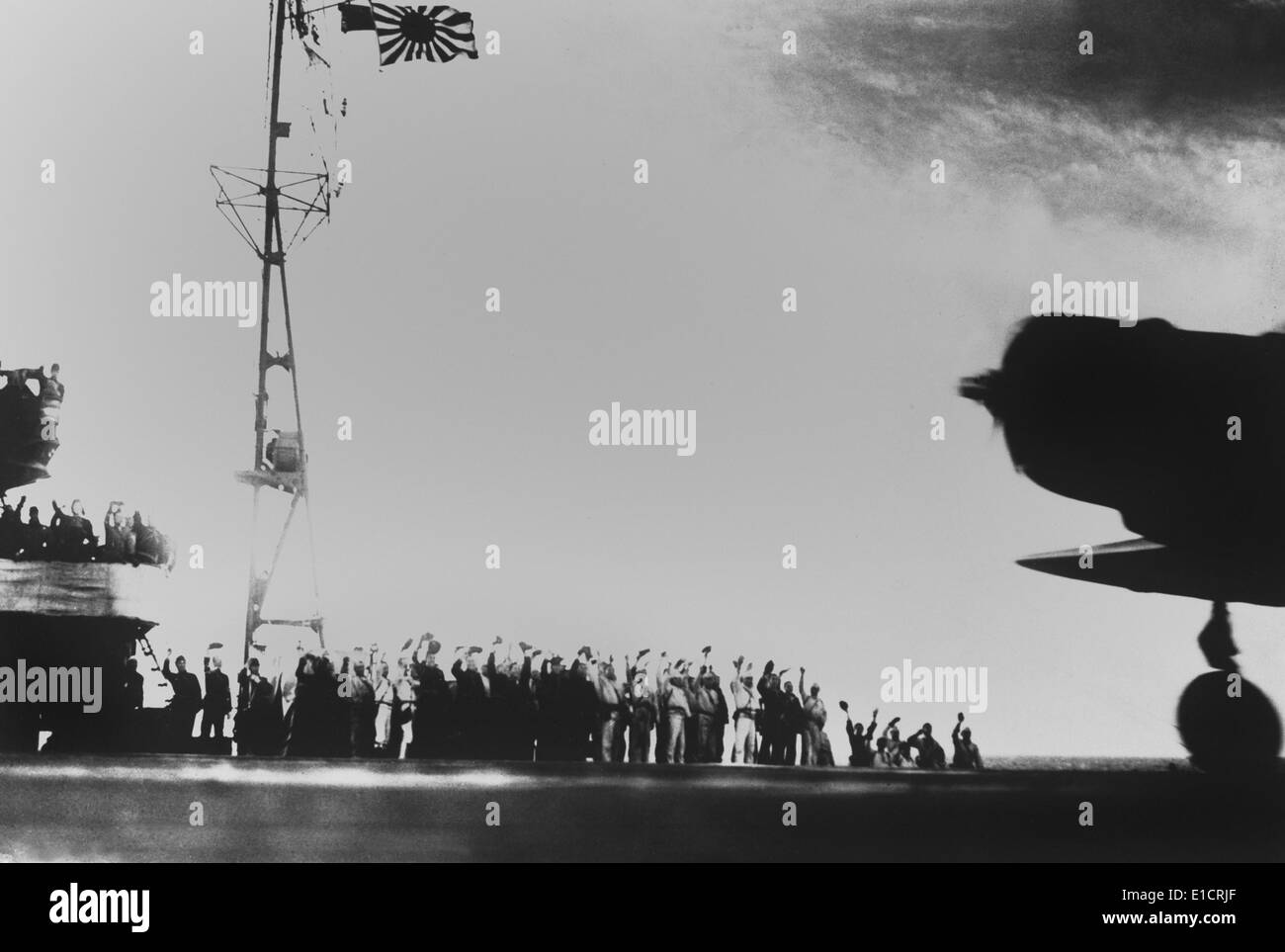 L'équipage du porte-avions japonais vagues pour avions décoller de bombarder Pearl Harbor, le 7 décembre, 1941. (BSLOC 2013  11 135) Banque D'Images